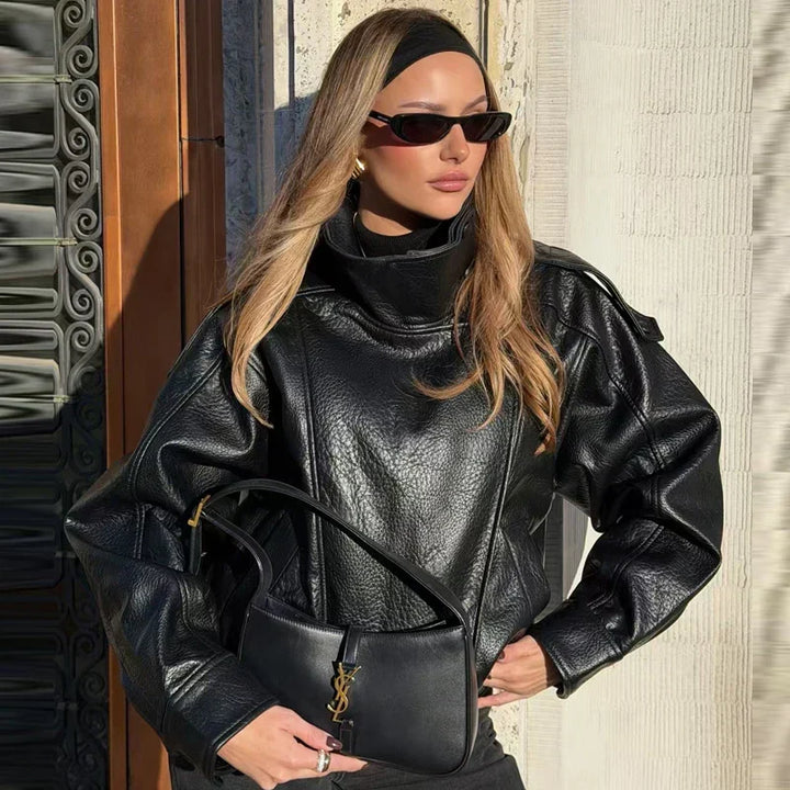Trendy cropped oversized bomberjakke til kvinder i brun læderlook. En moderne jakke til forår og efterår.