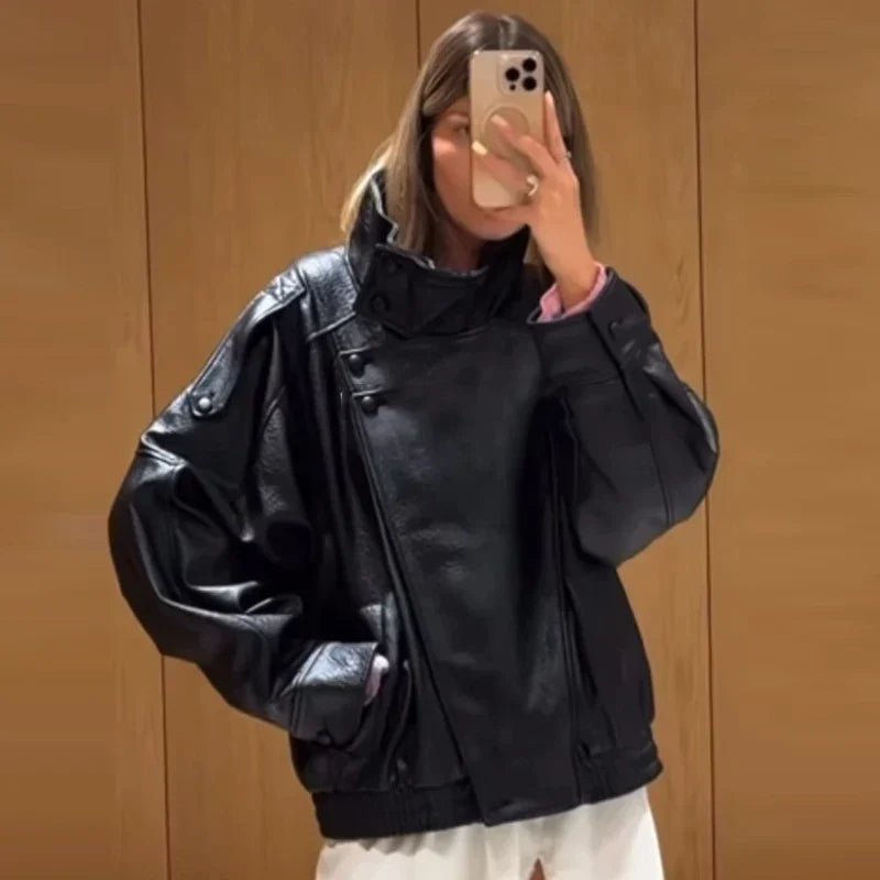 Stilfuld sort cropped bomberjakke i læderlook, oversized pasform til dame. Ideel hverdag og mode overtøj.