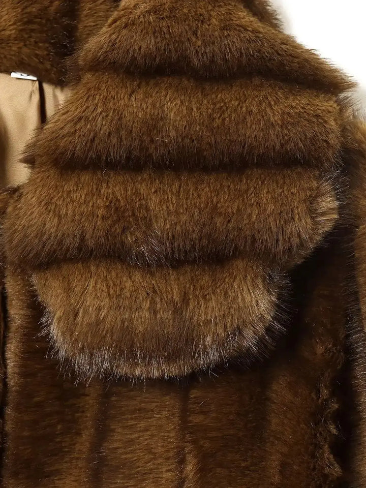 Elegant kort brun vinterjakke til kvinder med reverskrave. Chic og varm damejakke, ideel til vintermode.