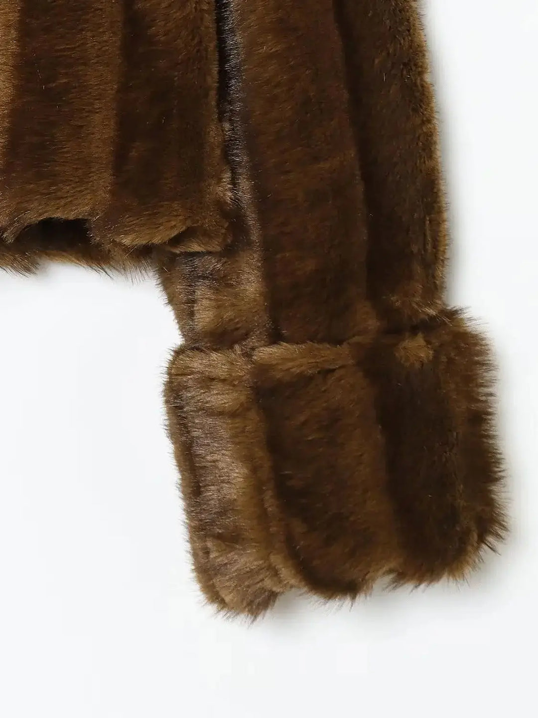Kort dame vinterjakke i brun med revers. En stilfuld og varm damejakke, perfekt til efterårets og vinterens mode.