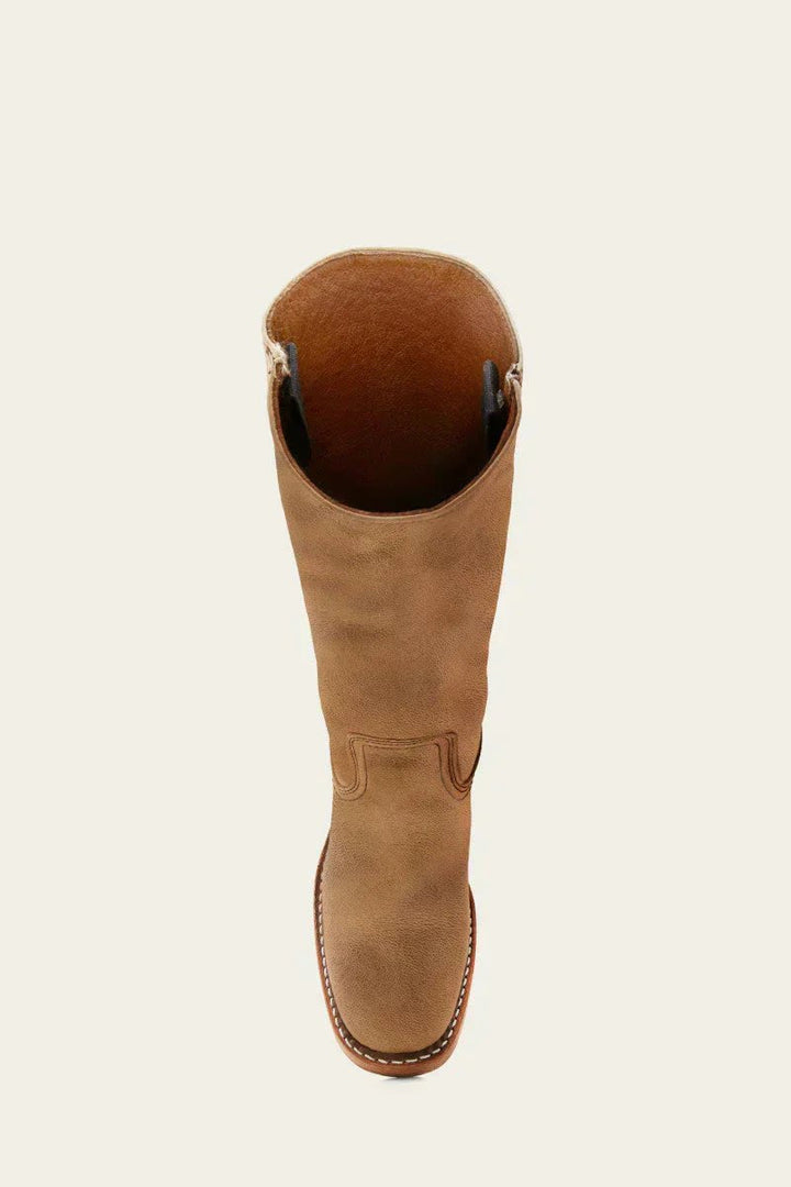 Stilfulde sorte knæhøje damestøvler med struktureret sål, perfekte til et moderne og elegant udtryk.