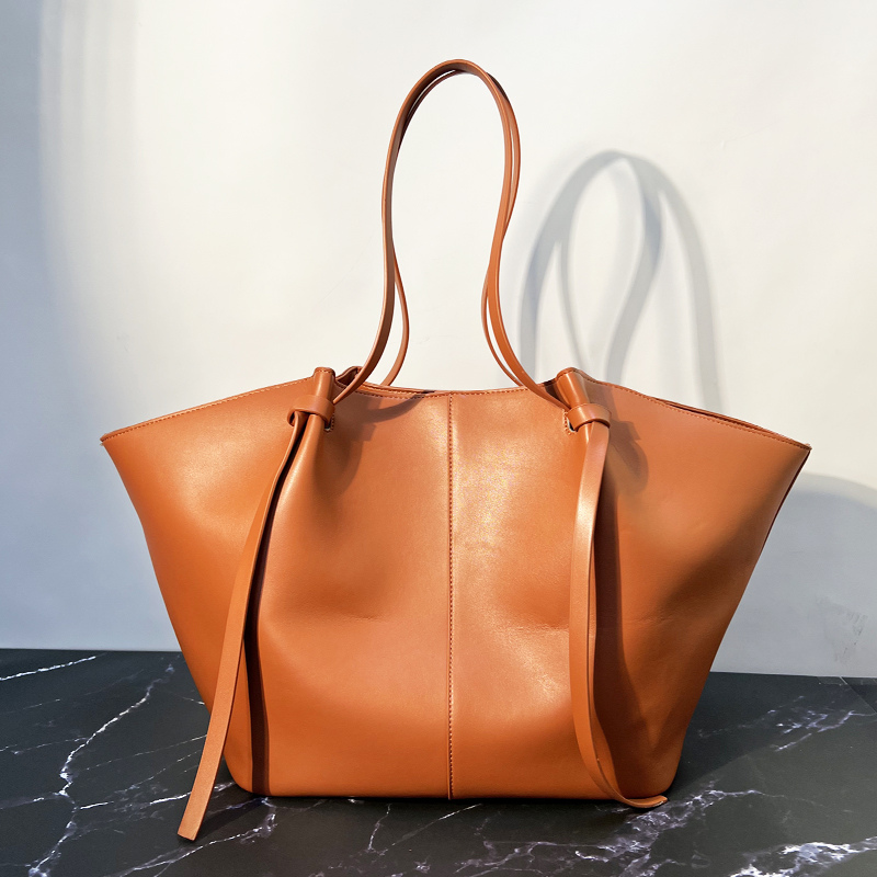Elegant rummelig tote taske med lynlås i tidløst design. Ideel som dametaske og hverdagstaske med god plads.
