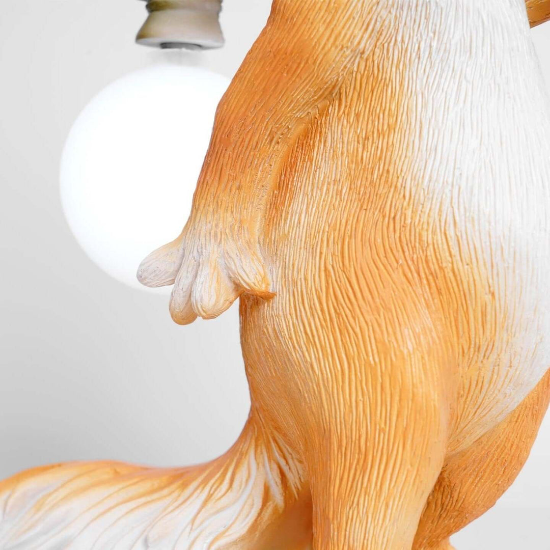 Sød bordlampe med egernmotiv