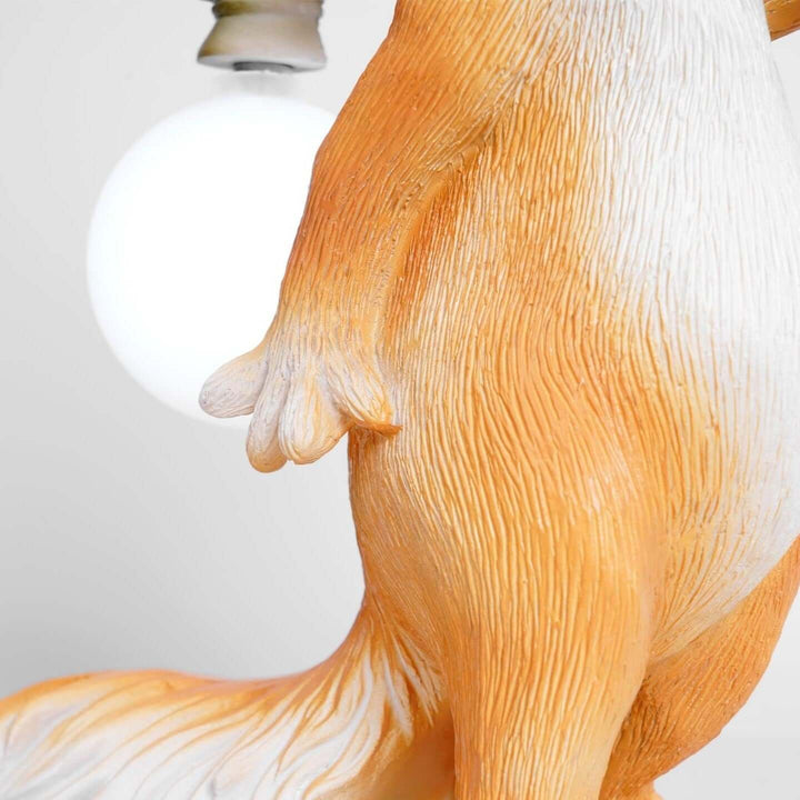 Sød bordlampe med egernmotiv