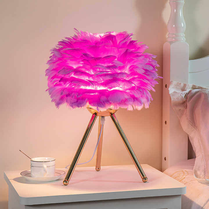 Detalje af dæmpbar LED-bordlampe med fjerdekoration
