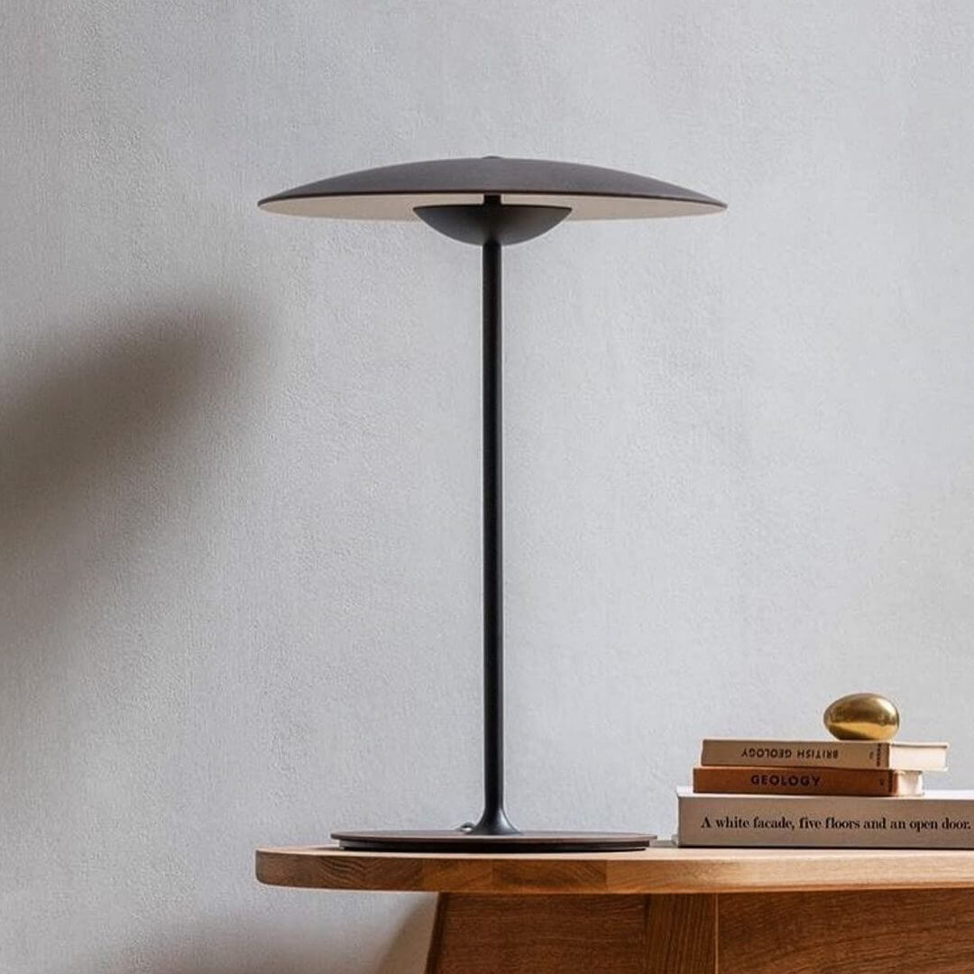 Moderne bordlampe i metal med LED