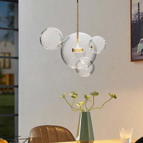 Moderne pendellampe med fire kugler