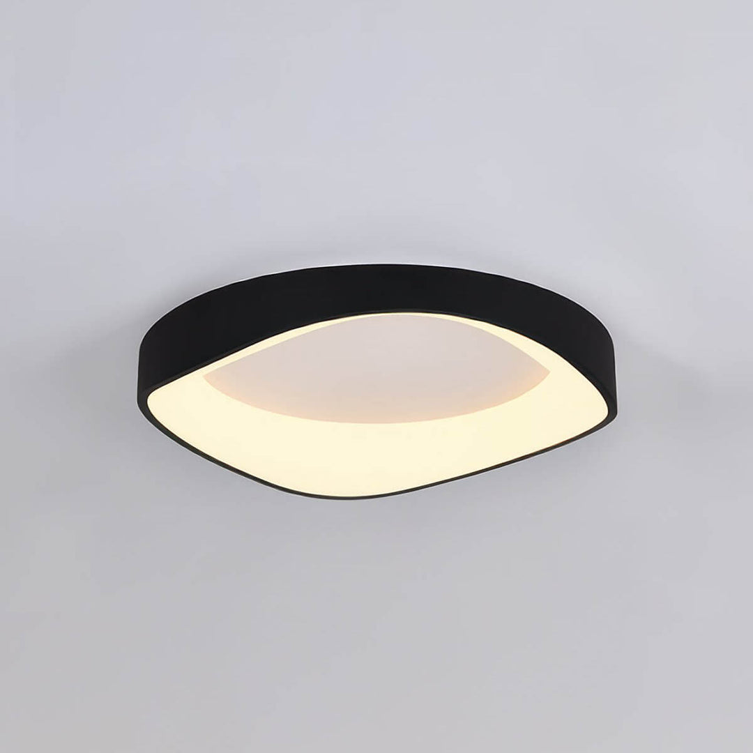 Nordisk loftlampe i kunstnerisk trælook