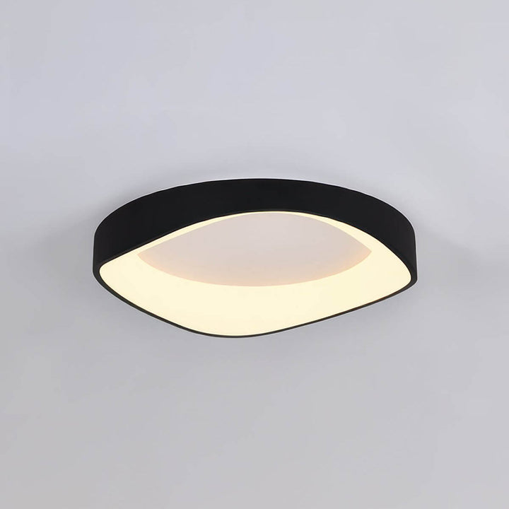 Nordisk loftlampe i kunstnerisk trælook