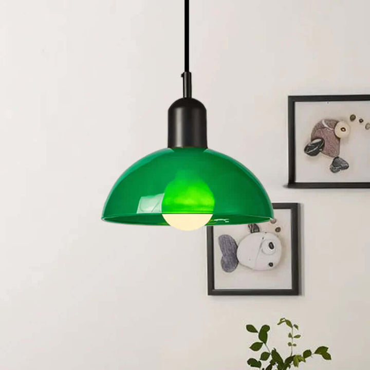 Farverig pendel med glaskuppel
