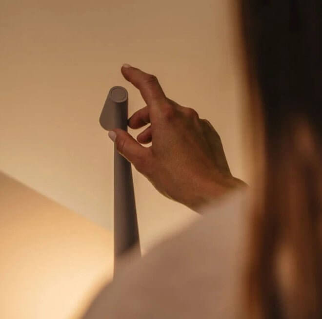 Bærbar LED-bordlampe i rød