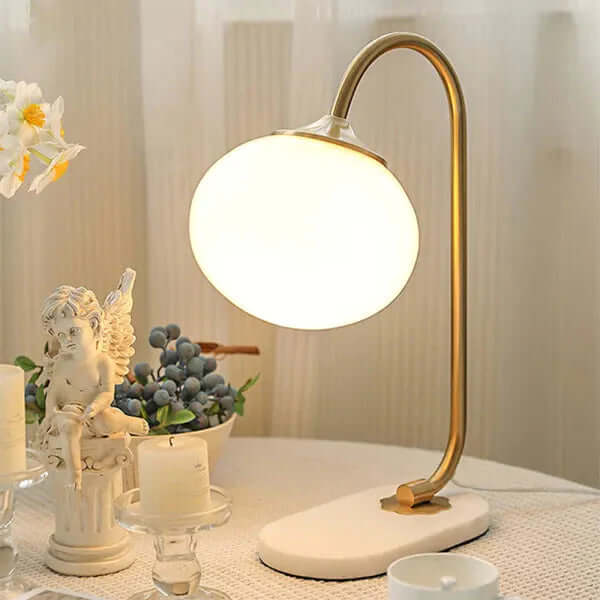 Moderne metal- og glasbordlampe i skumfidusform