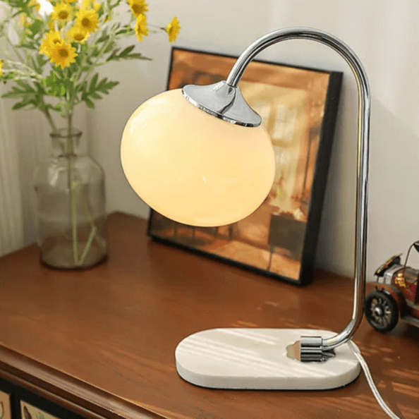 Moderne metal- og glasbordlampe i skumfidusform