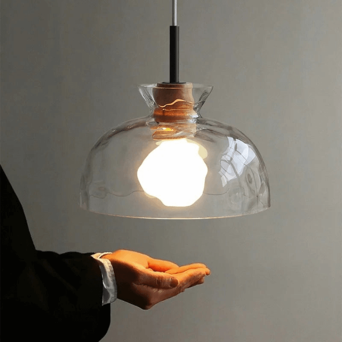 Moderne pendellampe i glas med trædetaljer