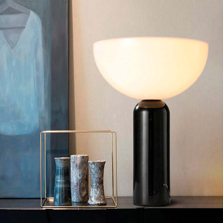 Indbydende atmosfære skabt med marmorbordlampe