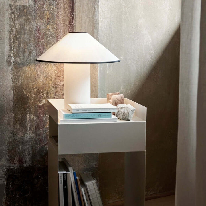 Stilfuld bordlampe i et hjemmemiljø