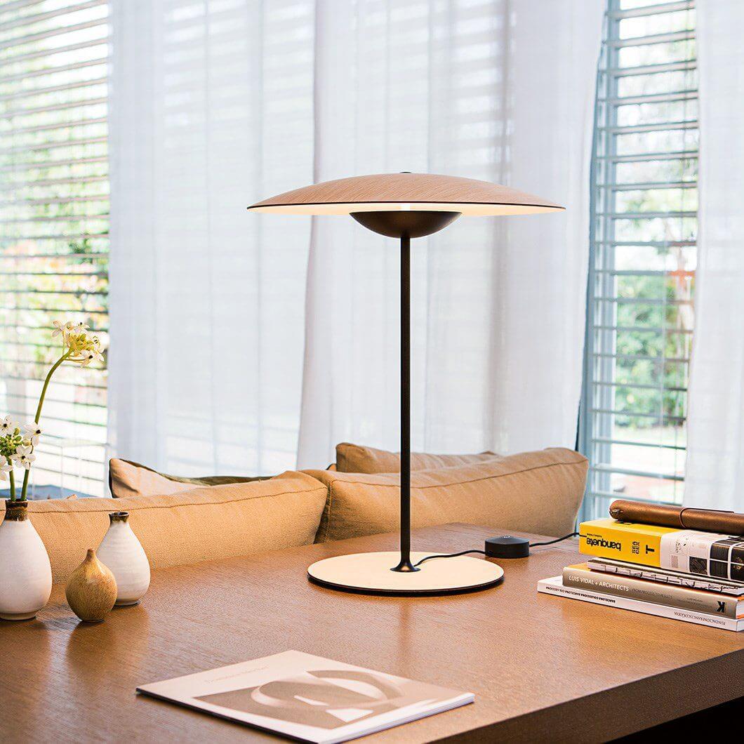 Moderne bordlampe i metal med LED
