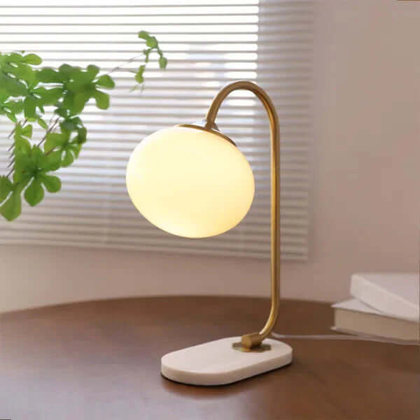 Moderne metal- og glasbordlampe i skumfidusform