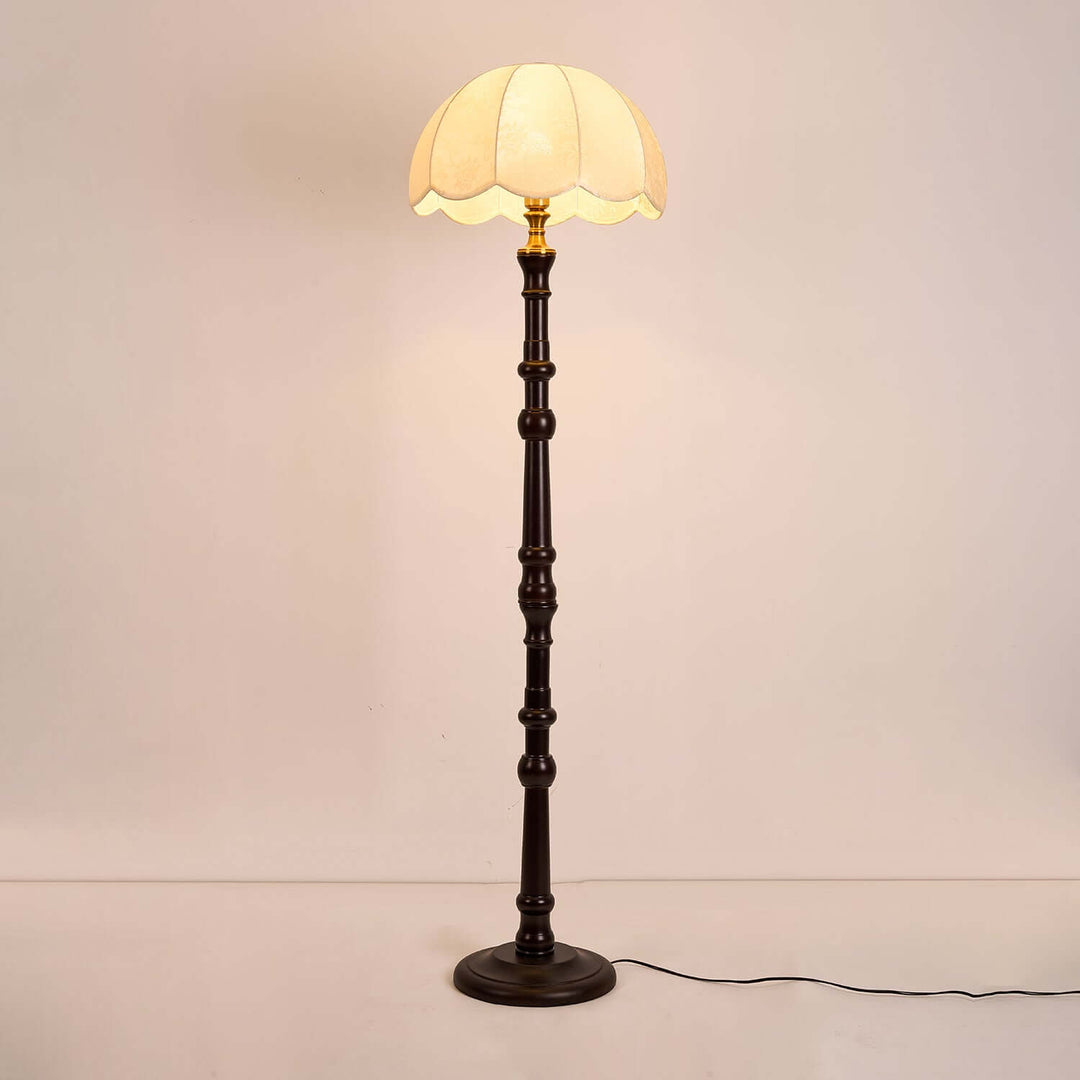 Moderni lattiavalaisin, elegantti ja tyylikäs