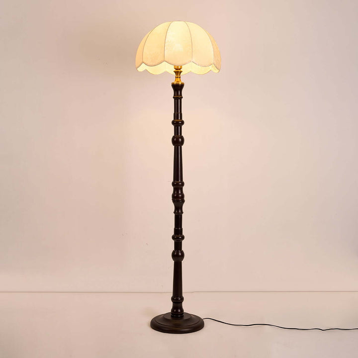 Moderni lattiavalaisin, elegantti ja tyylikäs