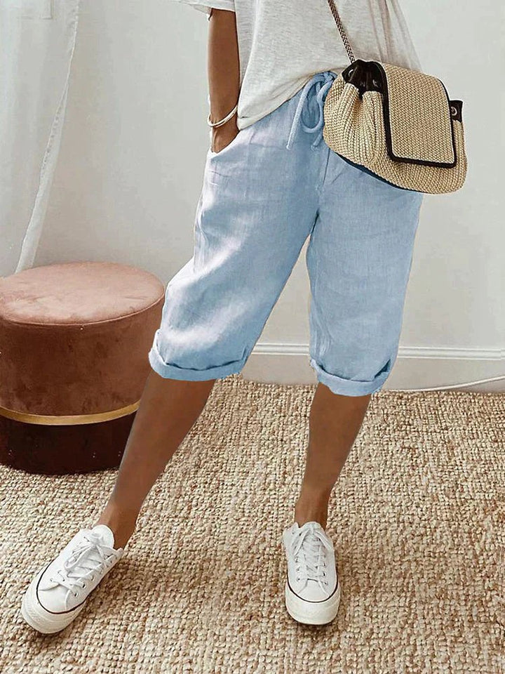 Cropped dame Bermuda shorts i hør med snørebånd. Åndbare, lette sommershorts for stilfuld og afslappet komfort.