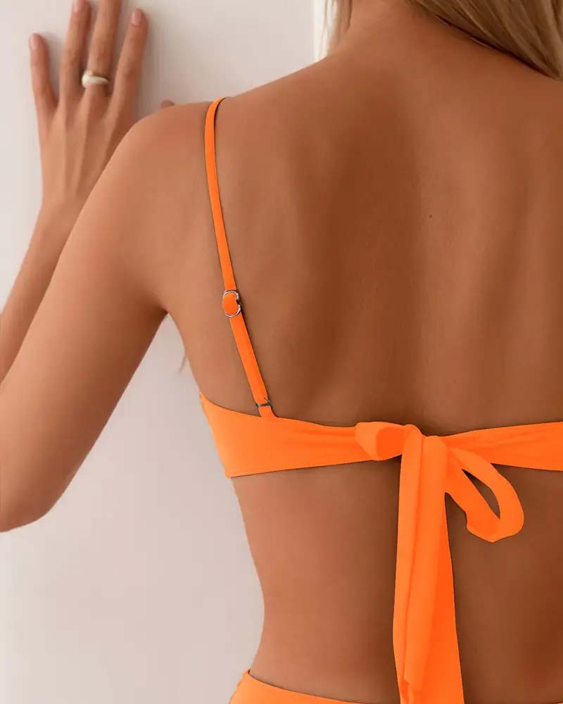 Trendigt dame bikini sæt med shaping effekt, ideelt til strandmode og sol.
