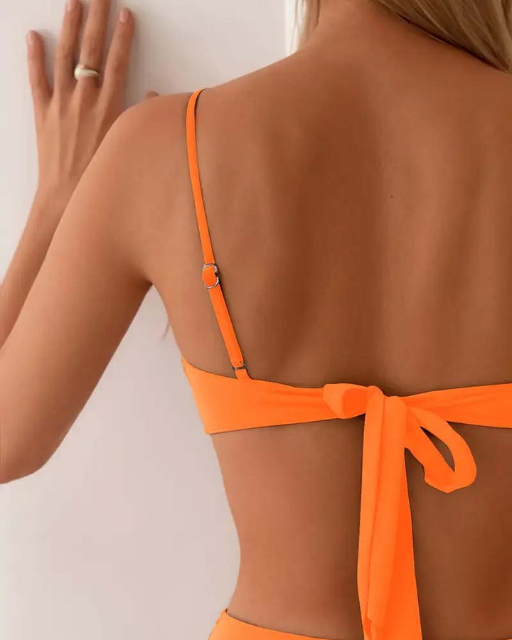 Trendigt dame bikini sæt med shaping effekt, ideelt til strandmode og sol.