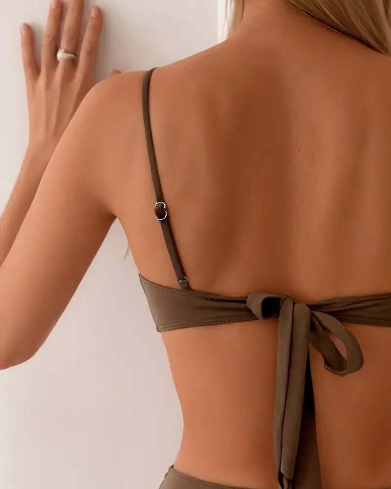 Dame bikini sæt med flatterende shaping effekt for enhver figur på stranden.