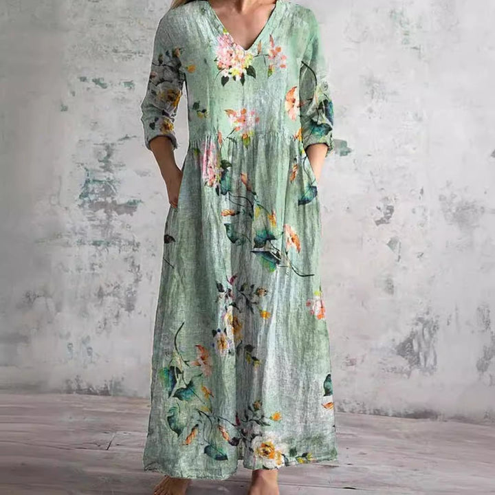 Feminin dame maxikjole med blomsterprint og V-hals. Ideel som sommer- eller forårskjole, afslappet stil.