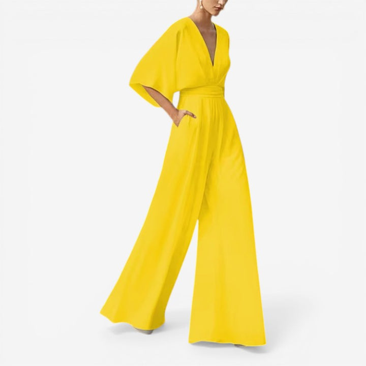 Dame løs jumpsuit med v-hals, perfekt til hverdag og sommer. Komfortabel og stilfuld.
