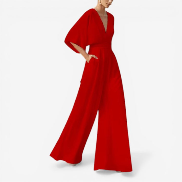 Elegant damejumpsuit med v-hals og løs pasform, ideel til forår og alsidig brug i sommer.
