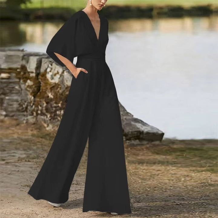 Komfortabel og stilfuld dame jumpsuit med v-hals og løs pasform til sommerdage og fritid.