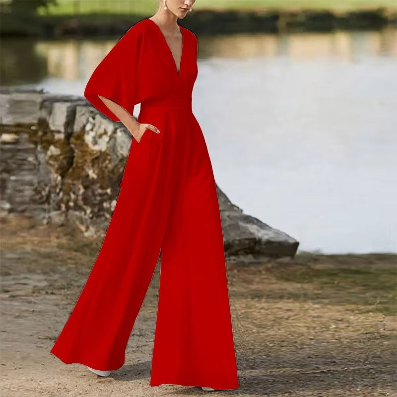 Stilfuld damejumpsuit med v-hals og løs pasform, komfortabel til forår og sommer brug.
