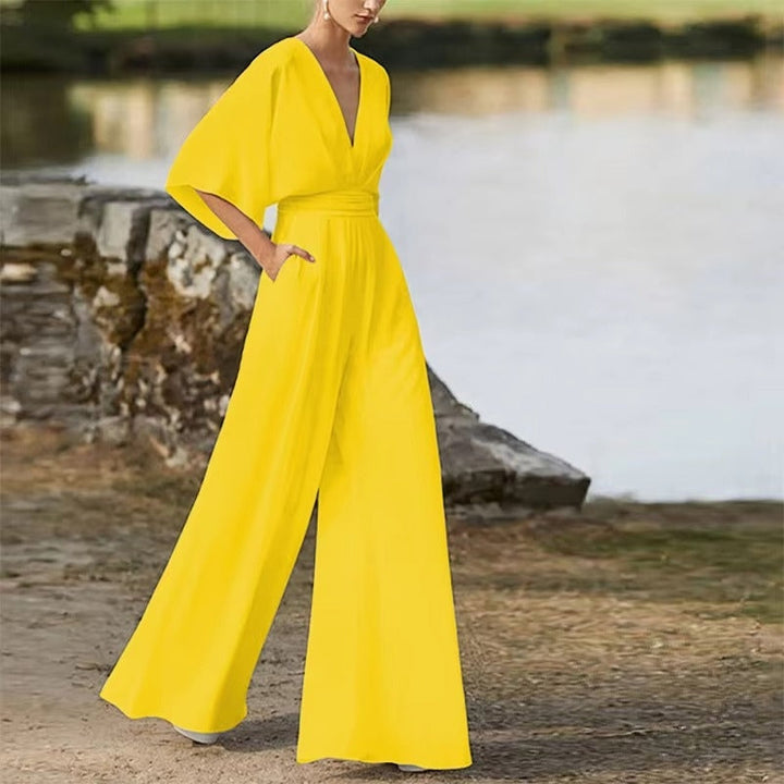 Alsidig dame jumpsuit med v-hals og løs pasform, elegant for hverdags mode og komfort.