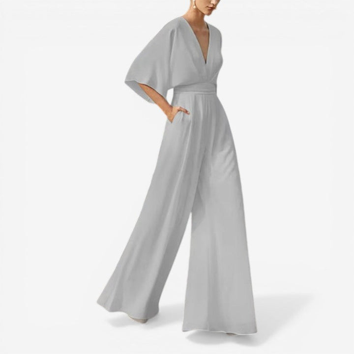 Komfortabel damejumpsuit med v-hals og løs pasform, stilfuld og alsidig til forår.
