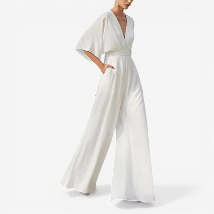 Casual damejumpsuit med v-hals, korte ærmer og komfortabel løs pasform til sommer.