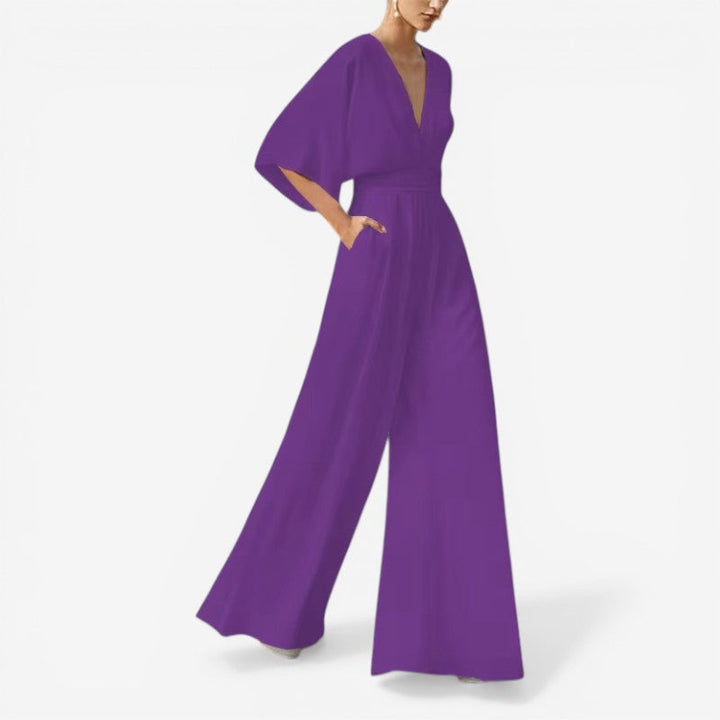 Farverig dame jumpsuit med v-hals og løs pasform, komfortabel til hverdag og modebevidst.