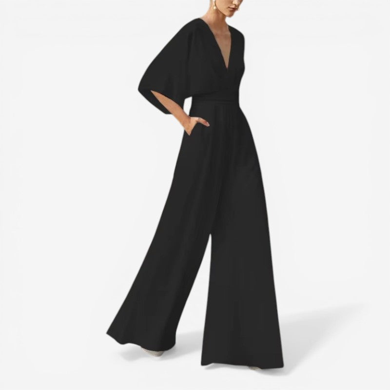 Dame jumpsuit med v-hals og korte ærmer, løs pasform for sommer og optimal komfort.