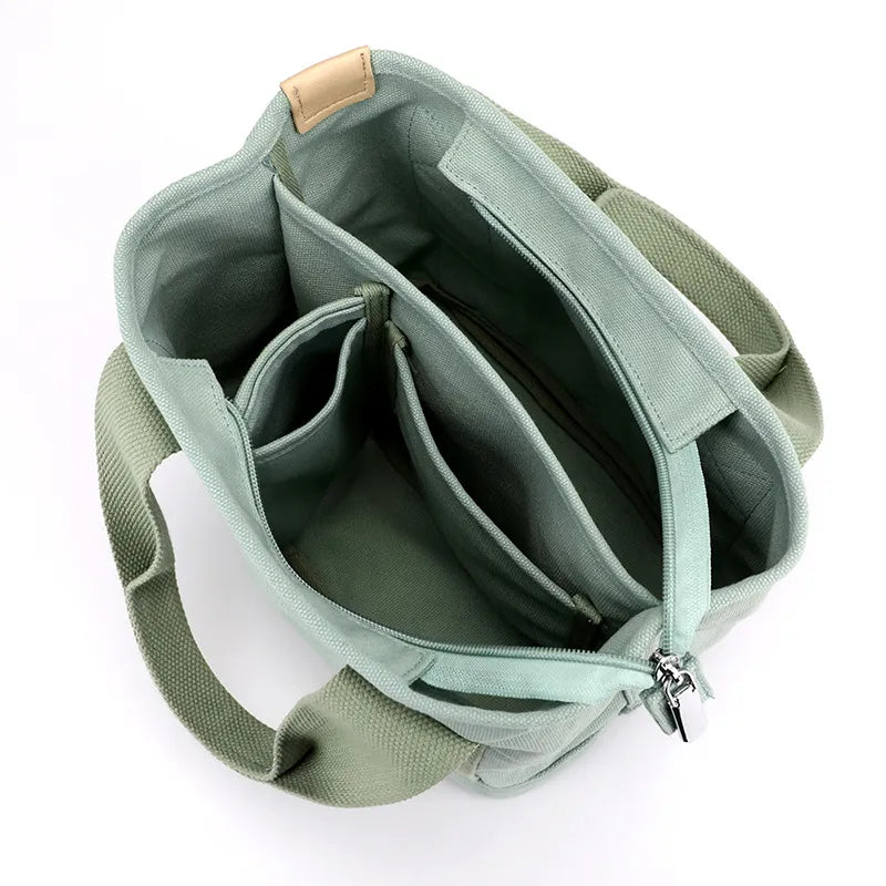 Kompakt dame skuldertaske, også brugbar som crossbody. Sikker lynlås og rum til nem organisering af indhold.