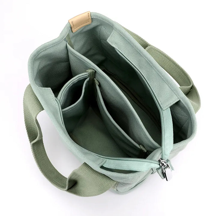 Kompakt dame skuldertaske, også brugbar som crossbody. Sikker lynlås og rum til nem organisering af indhold.