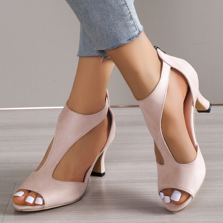 Disse damesandaler kombinerer ortopædisk komfort med en elegant kitten heel og klassisk T-rem design.
