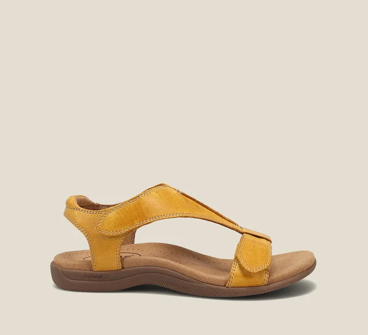 Detaljebillede af dame sandalens justerbare tårem og komfortsål, designet for lethed og støtte.