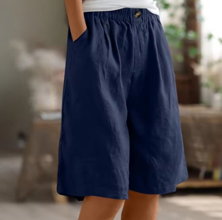 Model iført farverige dameshorts med afslappet pasform & elastisk talje til sommer.