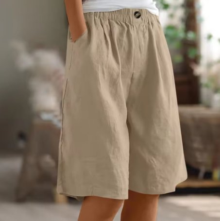 Nærbillede af stoffets tekstur på bløde dameshorts med elastisk talje til sommer.