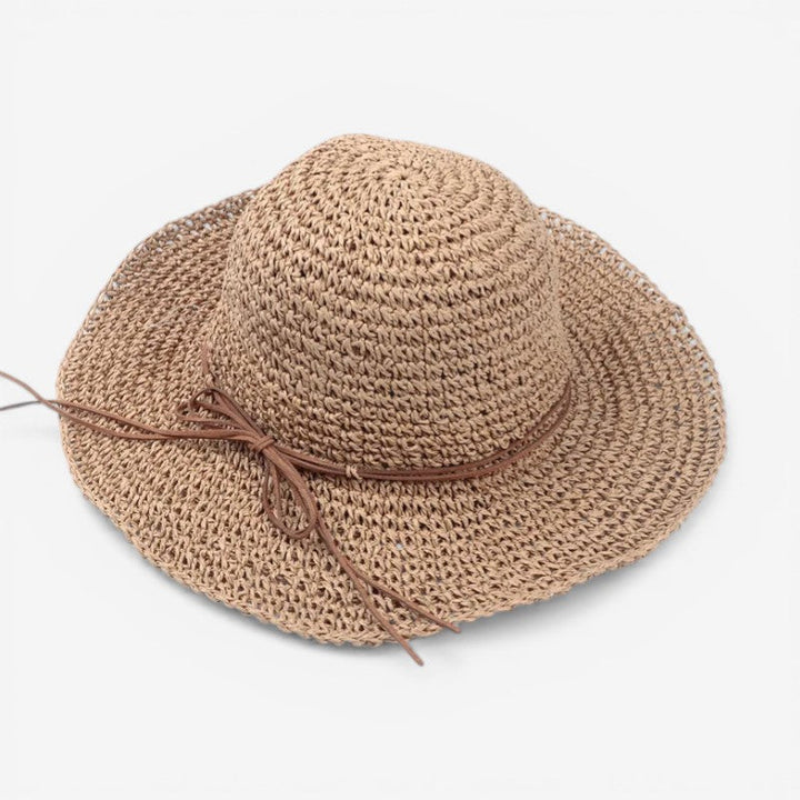 Elegant sammenfoldelig strandhat til kvinder med bred skygge og justerbar pasform for sommerrejser.