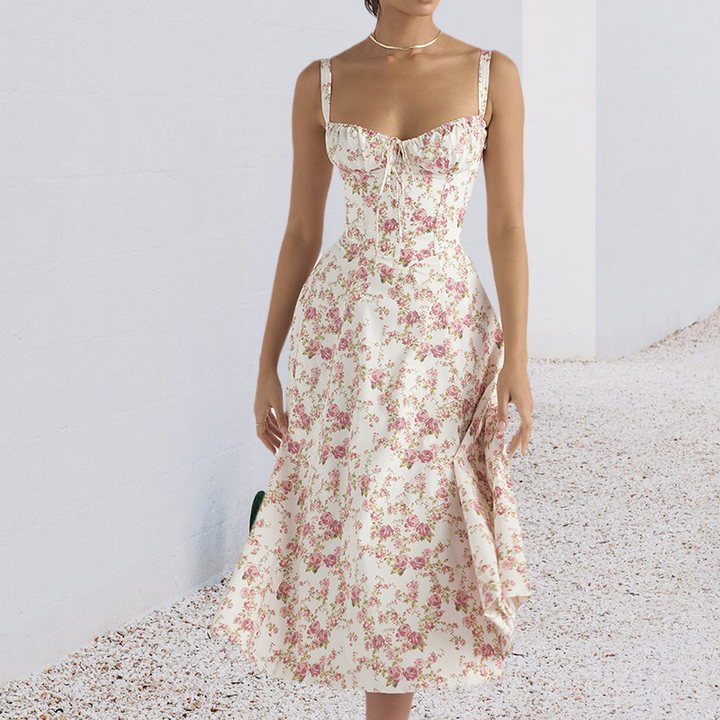 Elegant damekjole med blomsterprint. Sommerkjole perfekt til mode og afslappede lejligheder.