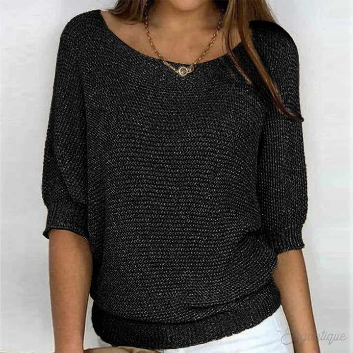 Ryggen af den komfortable dame strikket sweater, viser perfekt pasform og stilfuld design.