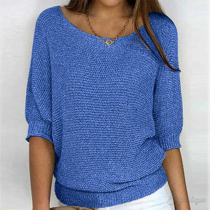 Model bærer komfortabel og stilfuld dame strikket sweater i et elegant hverdagslook.