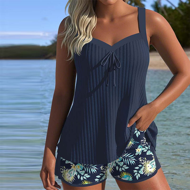 Dame tankini sæt med marineblå blomsterprintet top og sorte badeshorts. Perfekt todelt badetøj til sommer.