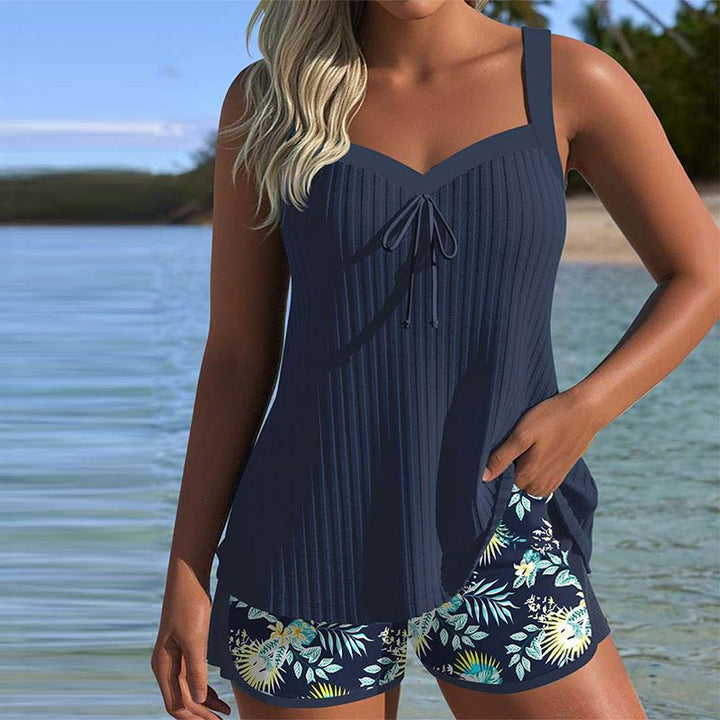 Dame tankini sæt med marineblå blomsterprintet top og sorte badeshorts. Perfekt todelt badetøj til sommer.